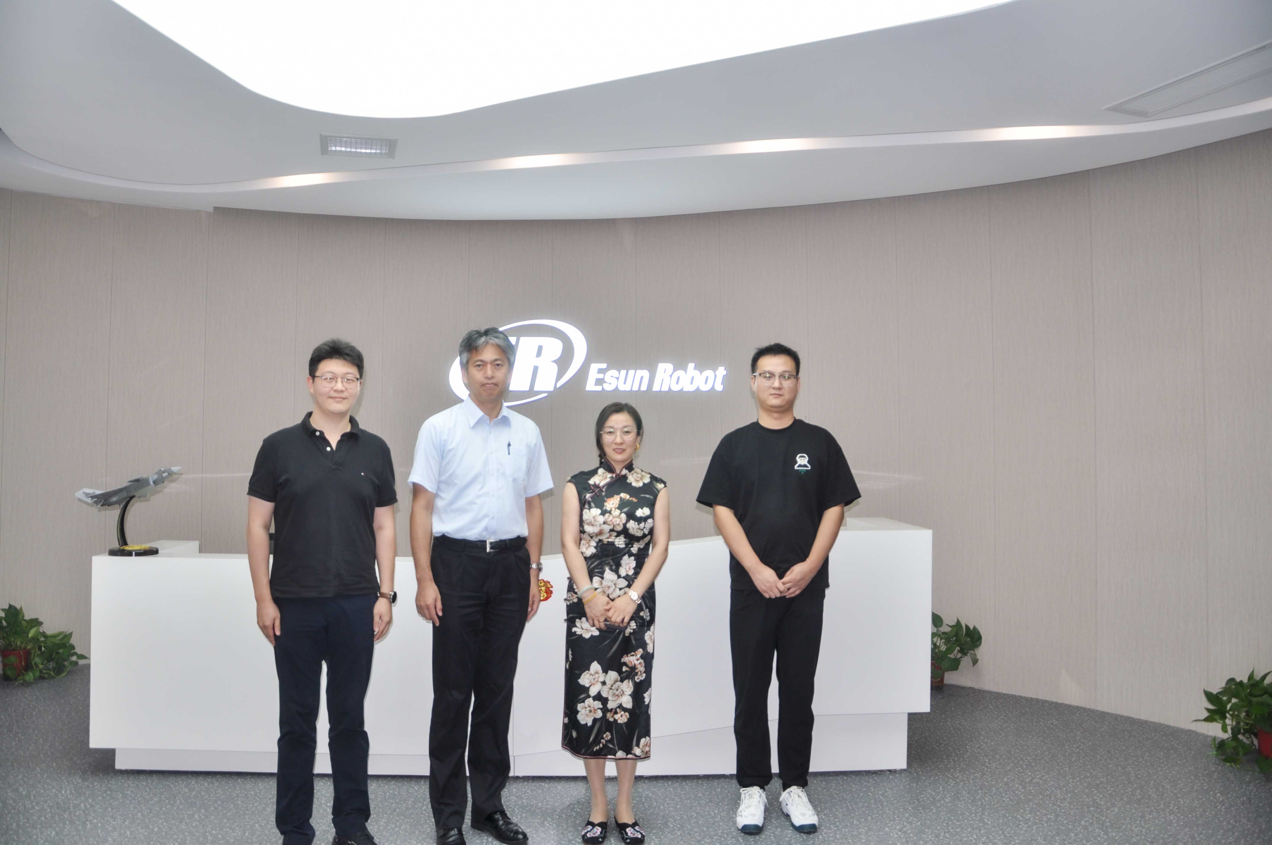 熱烈歡迎EPSON巖崎副總經(jīng)理一行蒞臨鎰升機器人參觀！